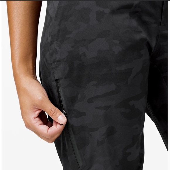 Lululemon Break a Trail Pant in Camo - Picture 3 of 8